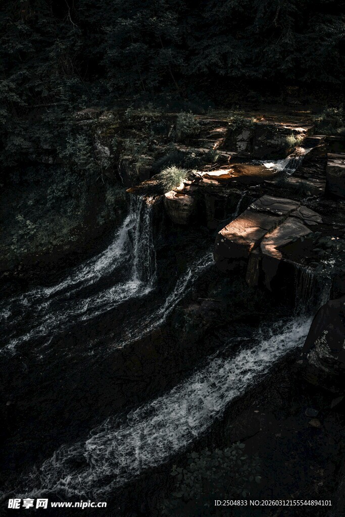 山间夜色下的流水与灯火