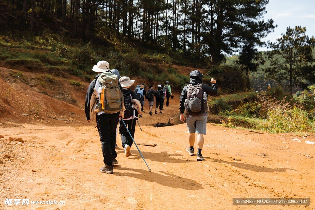 徒步旅行者行进在山间小道
