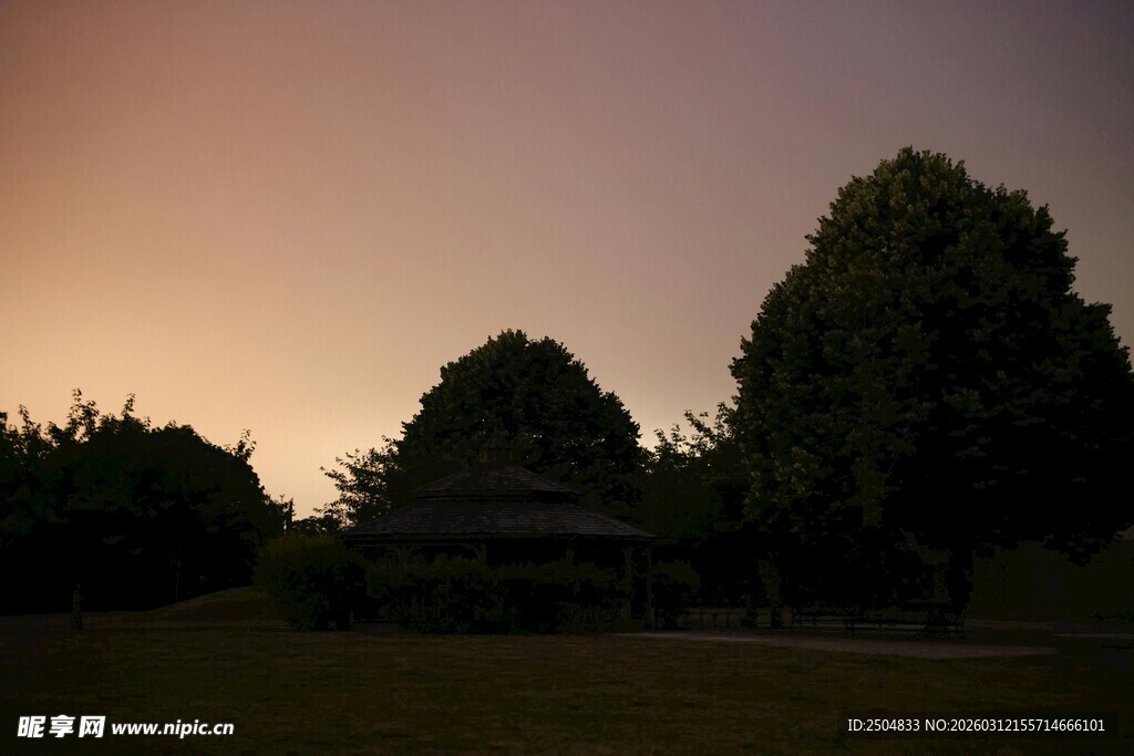 黄昏下的山林与建筑