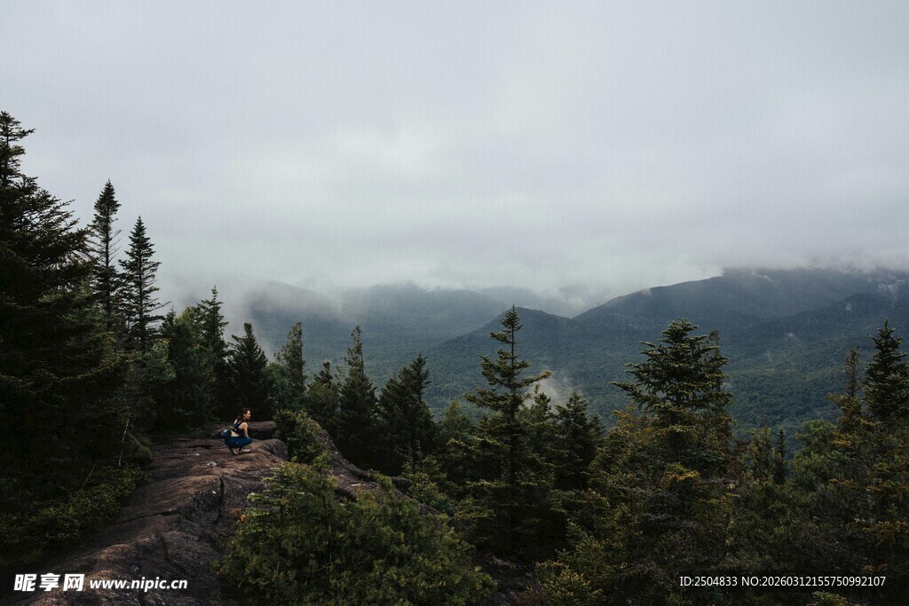 山林云雾间的壮美景色
