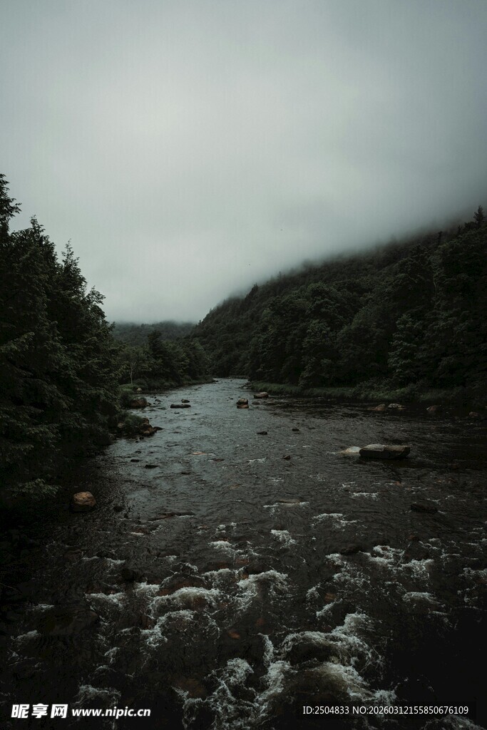 云雾缭绕的山间河流