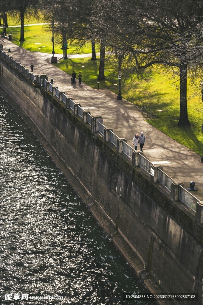 河畔人行道的静谧风光