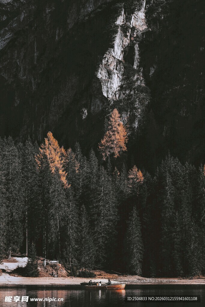 山间湖景 秋色初绽