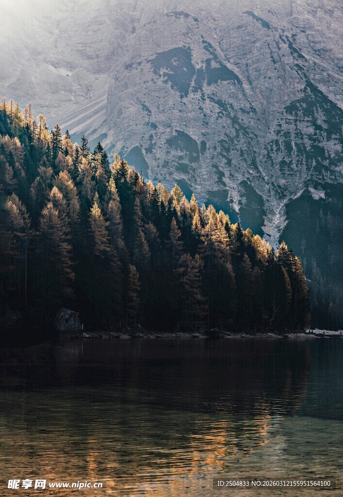 山林湖畔美景