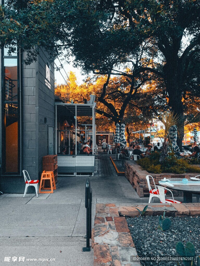 户外休闲场所的惬意时光