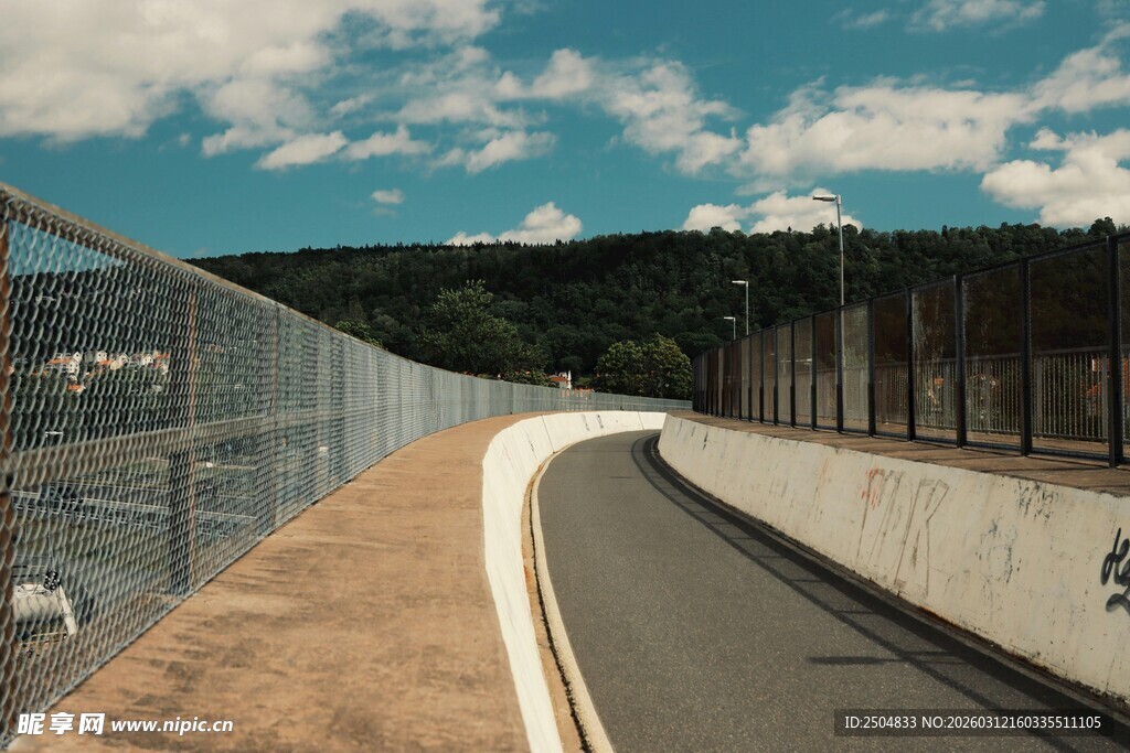 公路旁围栏与开阔风景