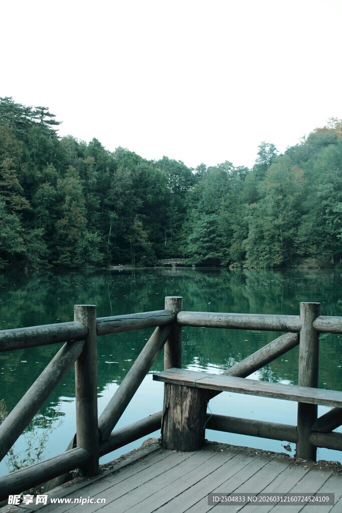 湖畔木栈道 静享自然之美