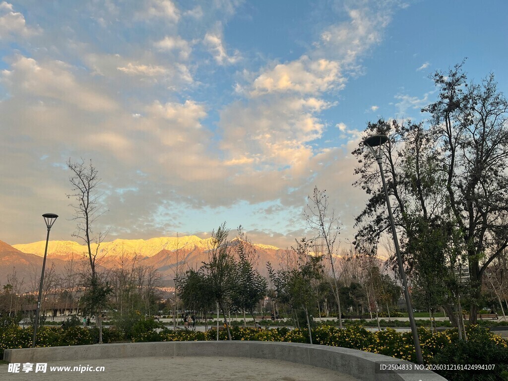 黄昏下的公园美丽景致