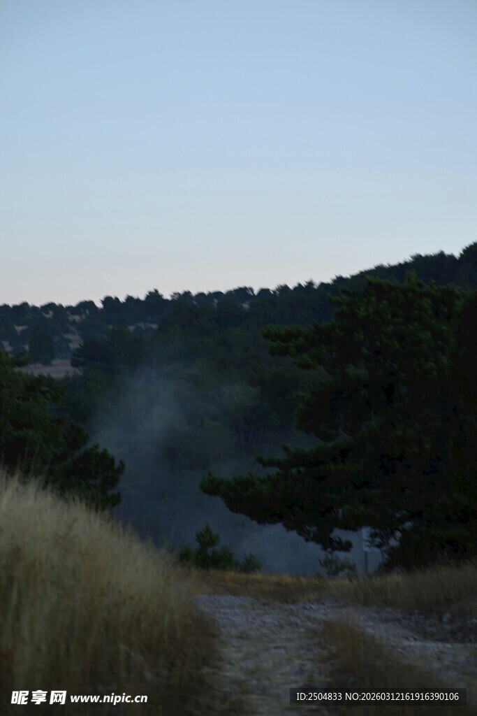 黄昏下的山间小路