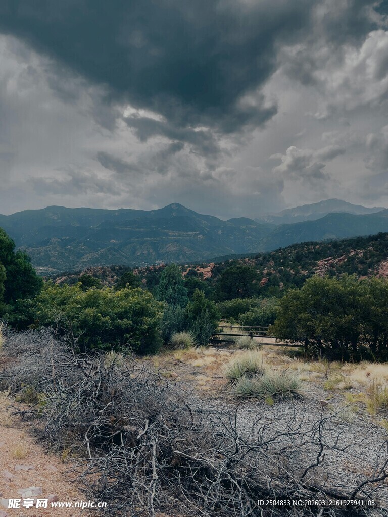 乌云笼罩下的山野风光