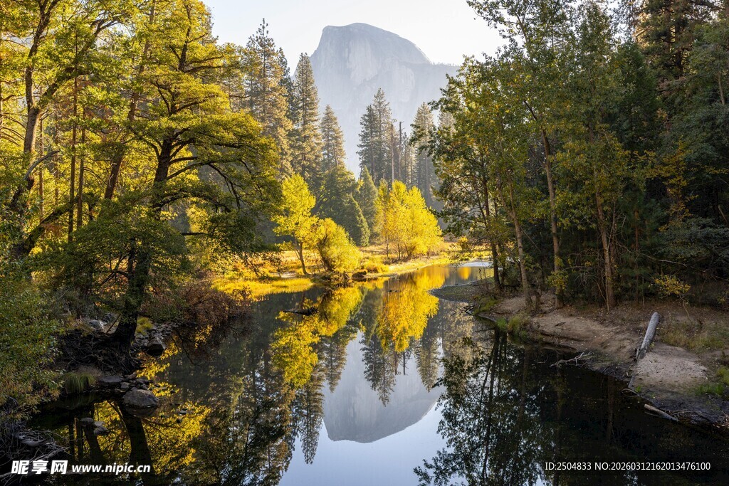 山林间静谧的河流景观