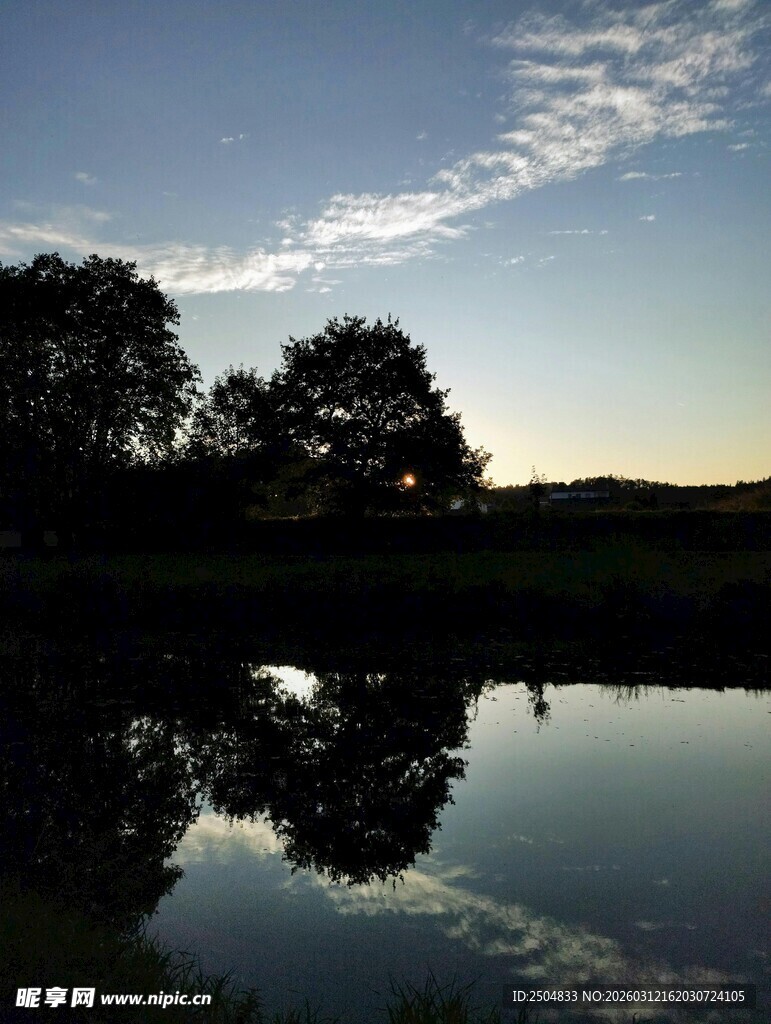 黄昏湖畔倒影美景