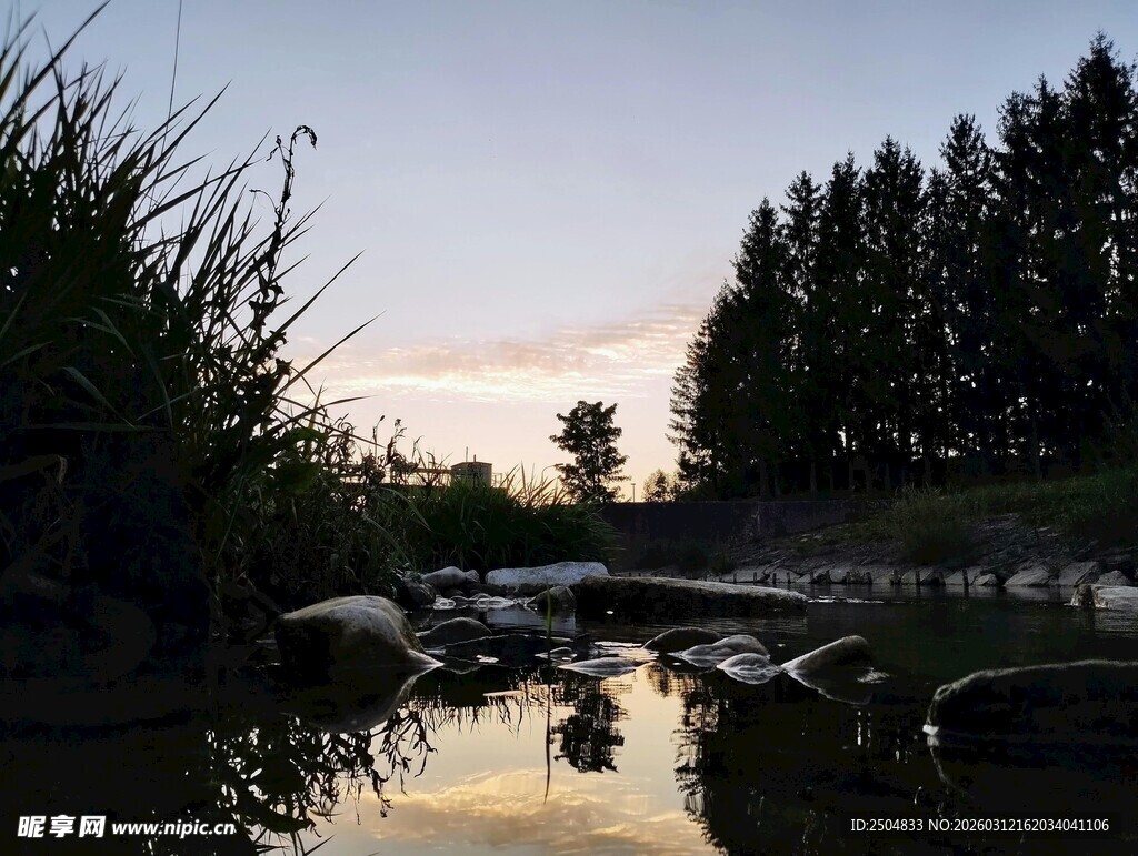 黄昏河畔风景