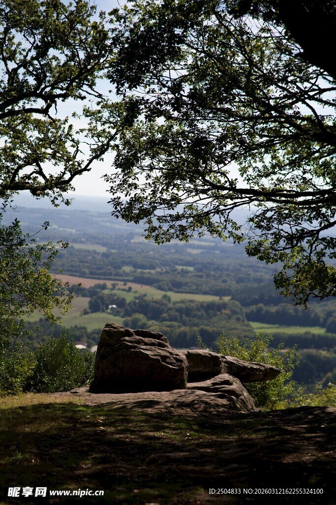 山顶俯瞰美丽自然景观