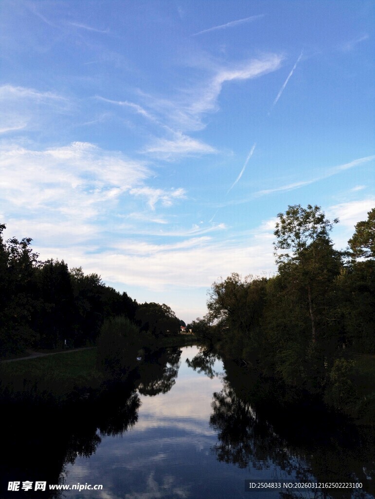 河畔蓝天绿树美景