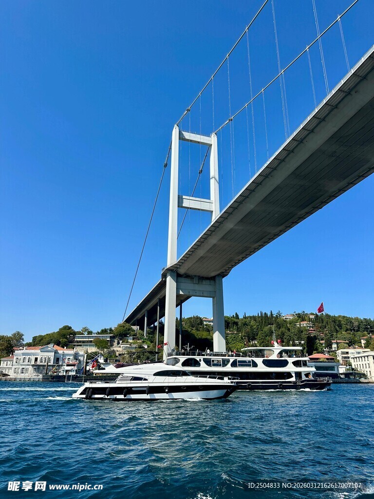 海上 艇与跨海大桥景观