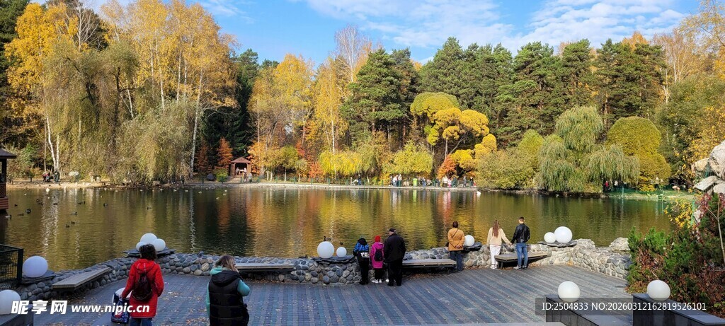 湖畔秋景中的宁静码头