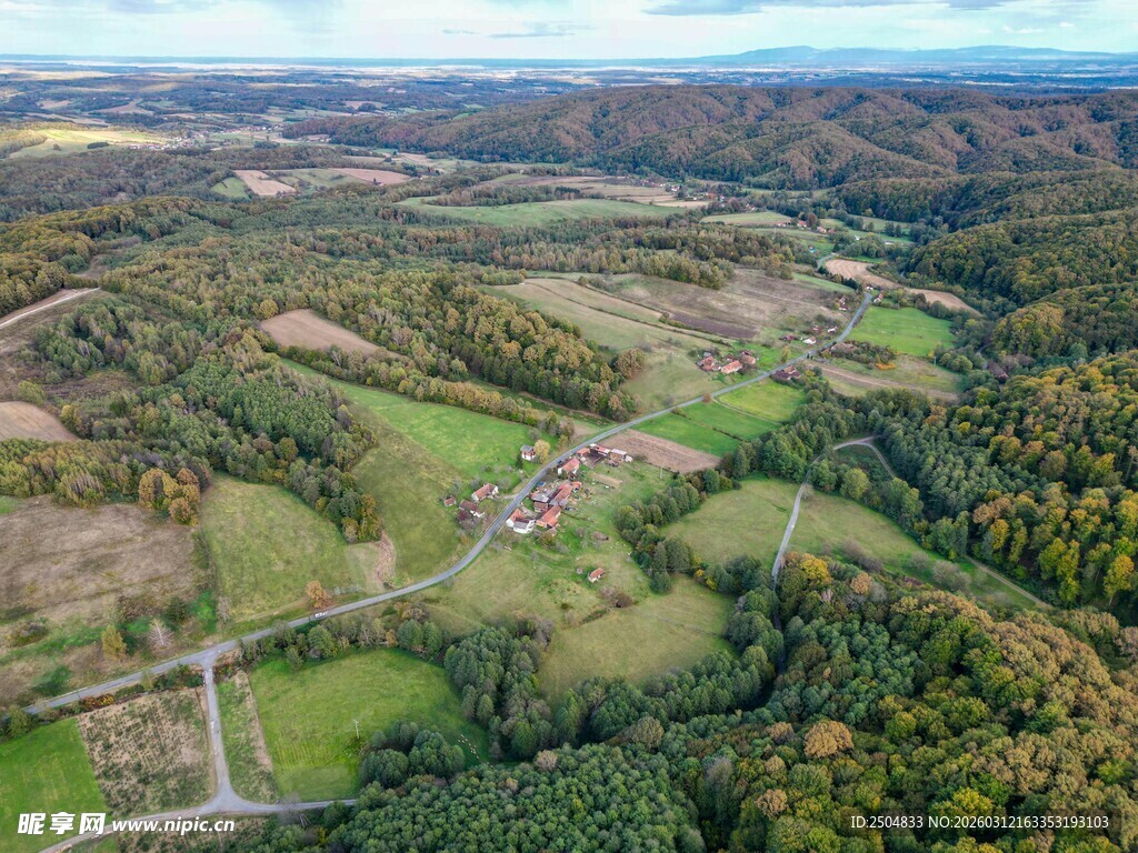俯瞰广袤田野与葱郁山林