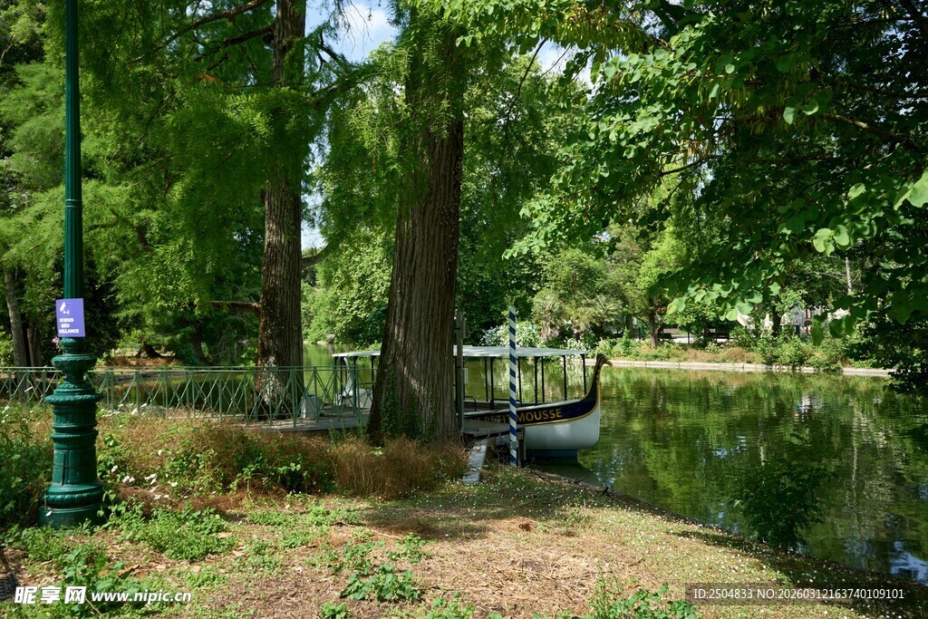 静谧湖边的休闲长椅