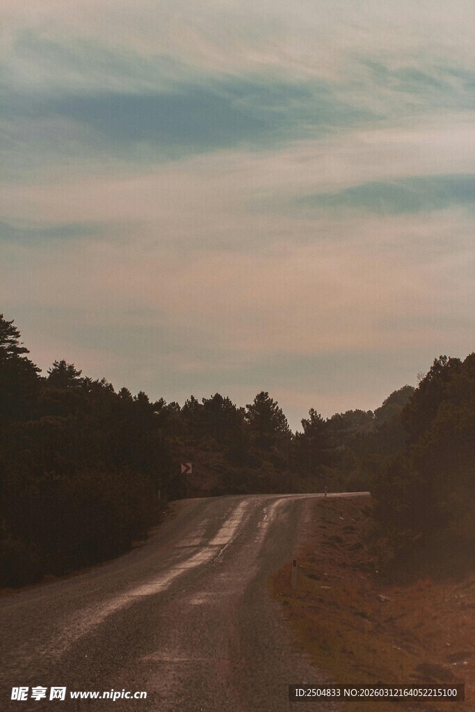 黄昏中的蜿蜒乡间小路