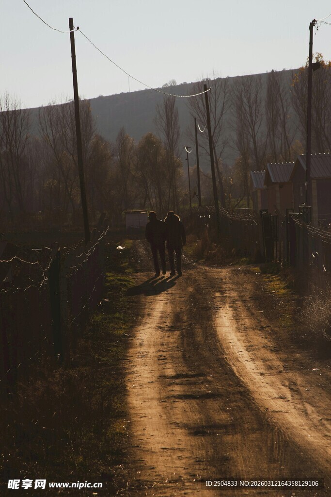 乡村黄昏中的行人小路