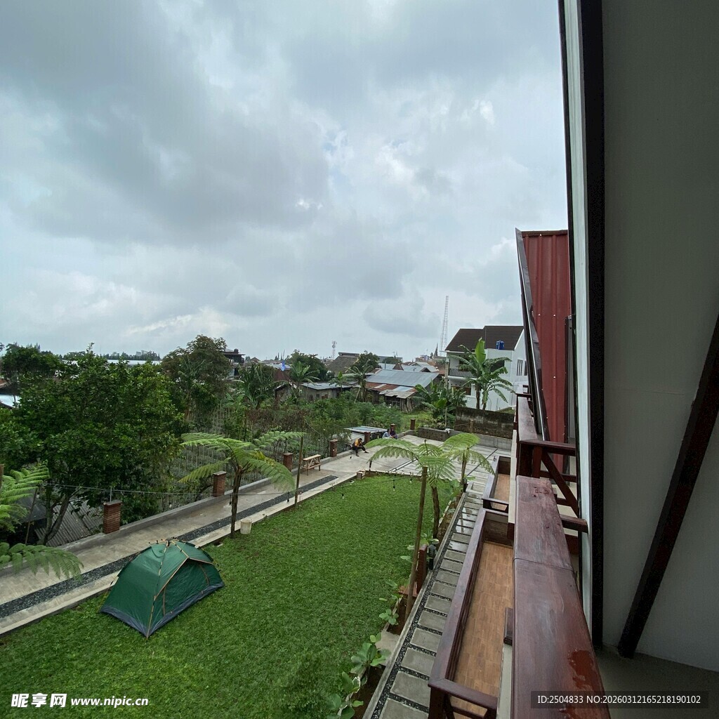 阳台外的绿意景致