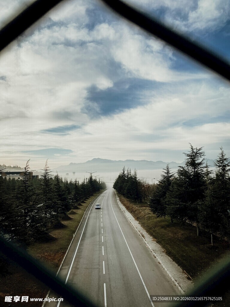 公路远望 蓝天绿树相伴