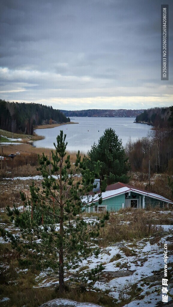 湖畔小屋雪景风光