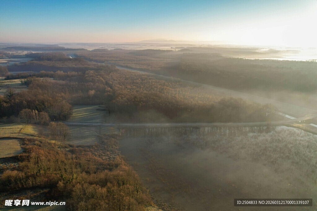日出下的田野与薄雾景观