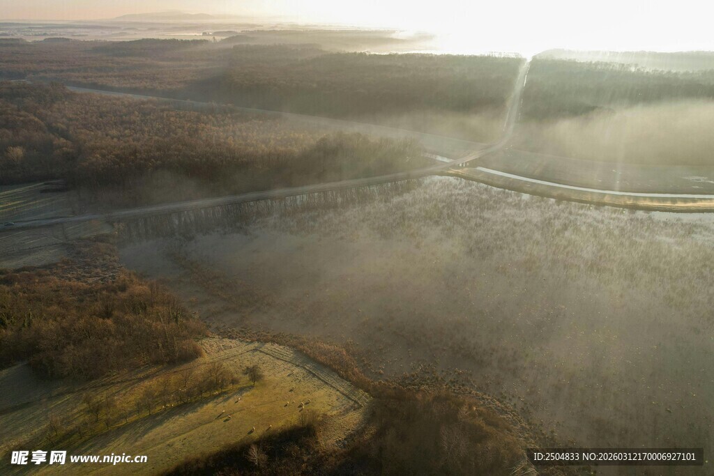 航拍晨雾中的公路景观