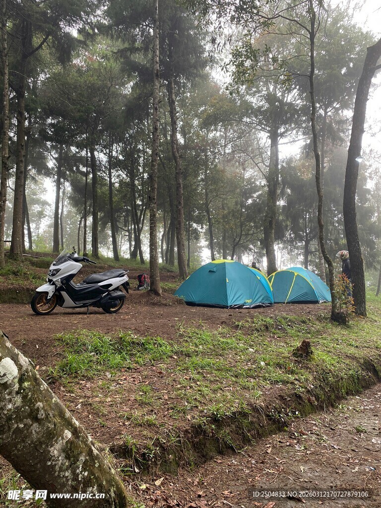 森林中的露营与越野摩托