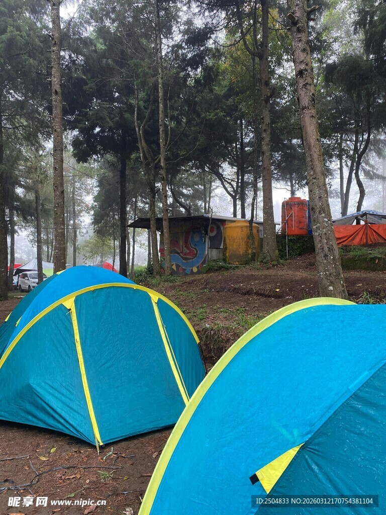 户外露营的蓝色帐篷