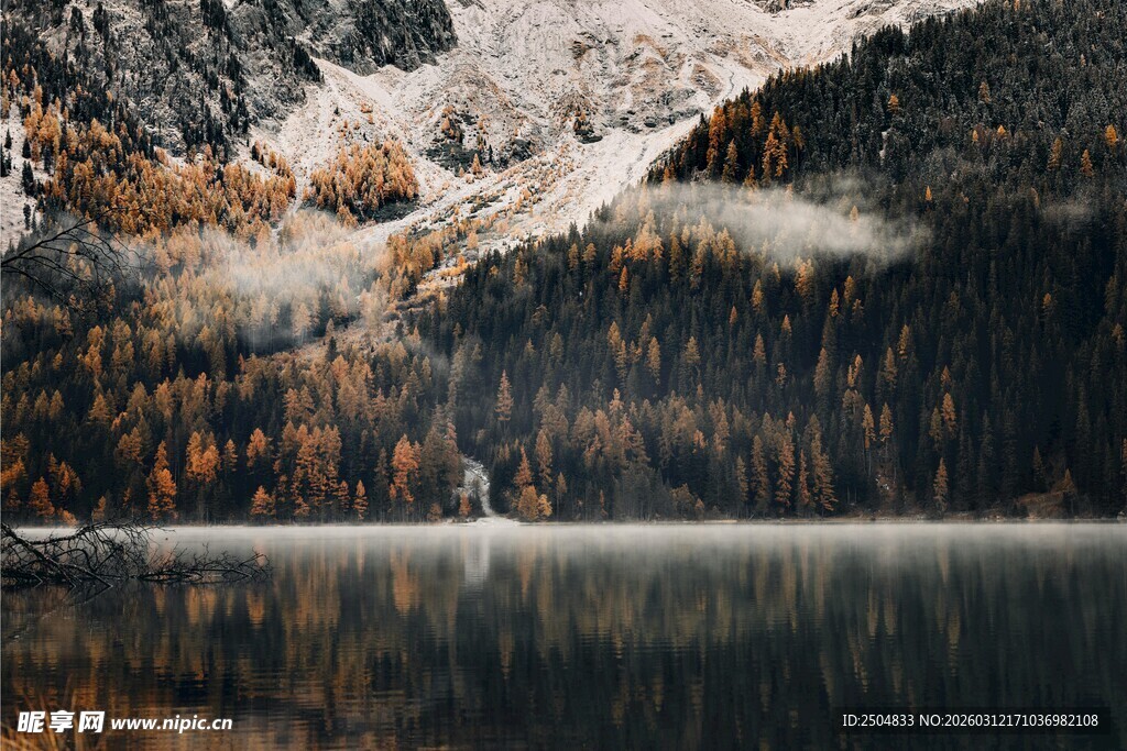 山间湖泊秋景倒影如画