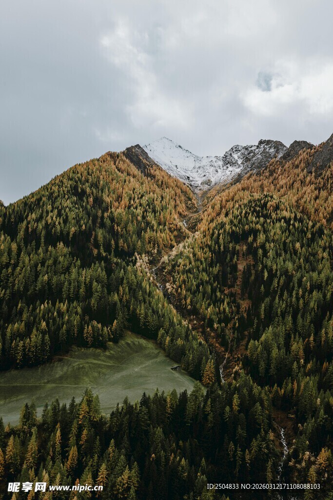 山间湖泊与多彩山林景观