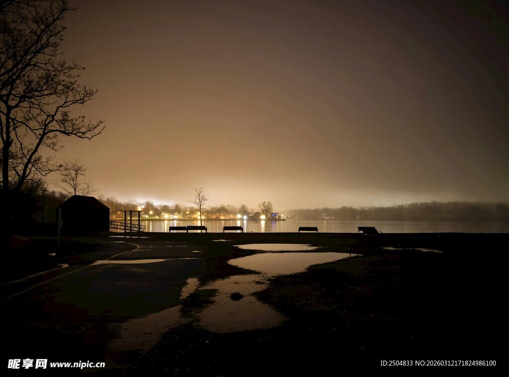 夜幕下的城市海岸风光