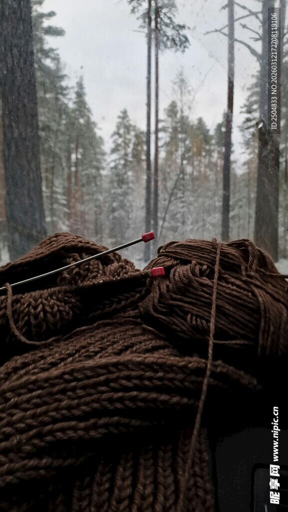 森林中堆放的棕色编织物