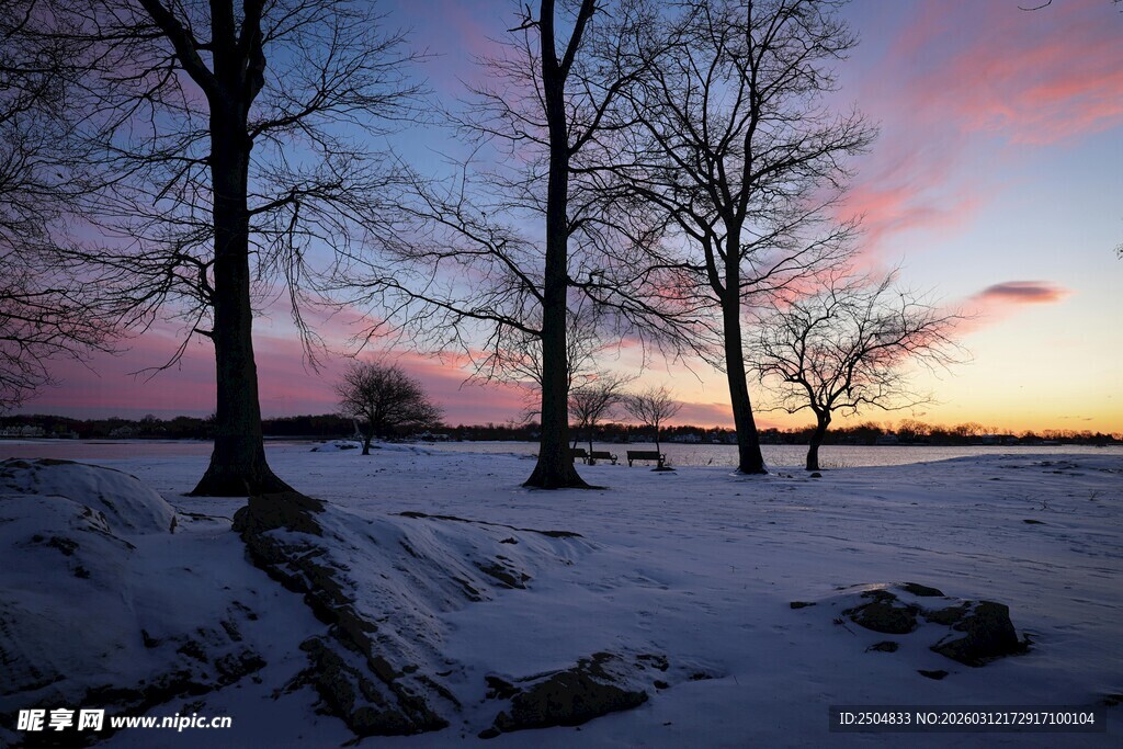 冬日雪野的唯美落日景象