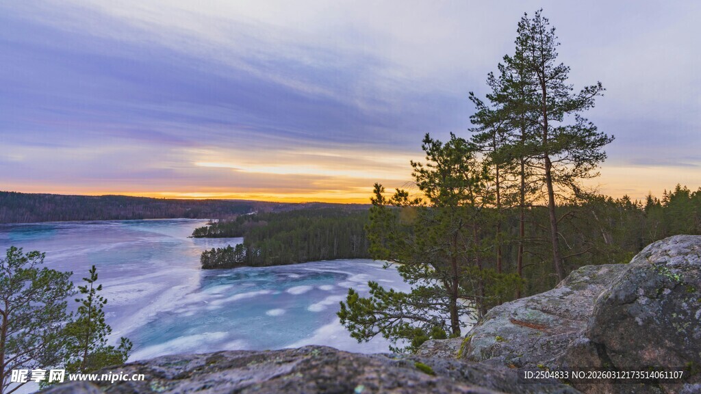 黄昏湖畔的静谧松景