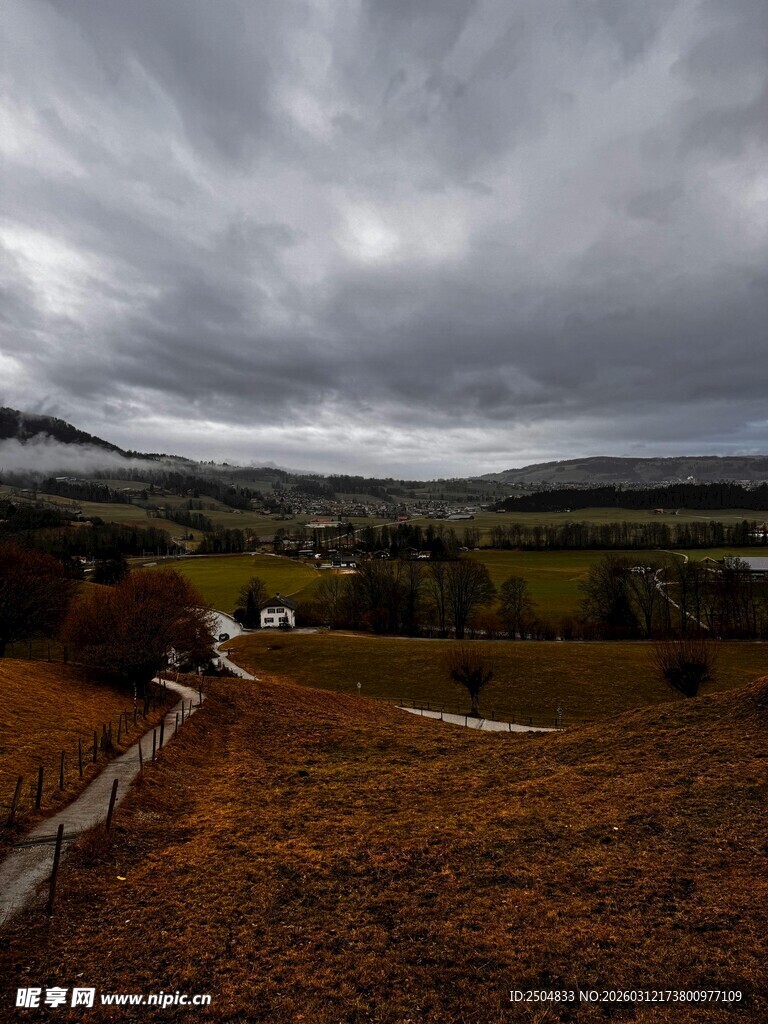 阴云下的旷野风景