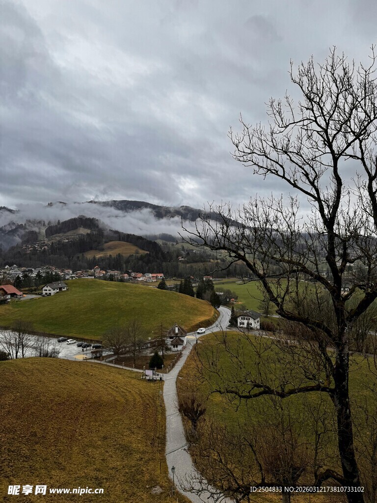 山间小径 阴云下的田园风光