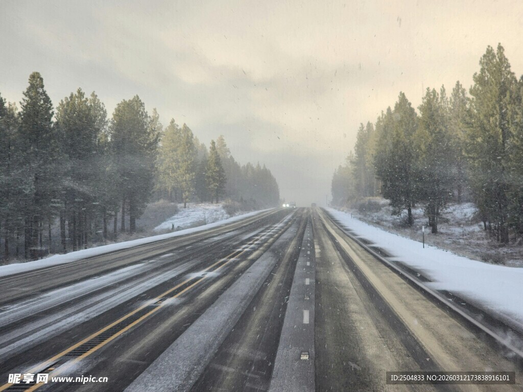 冬日雪覆公路风景
