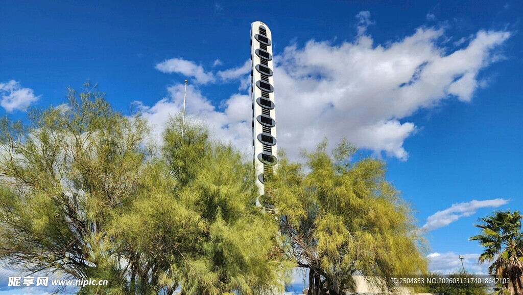 高耸信号塔与葱郁树木