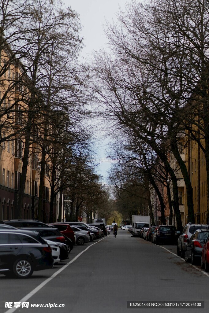 冬日空旷街道两旁停满车辆