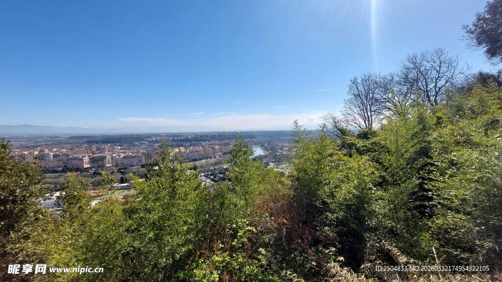 俯瞰山林与远方城市景观