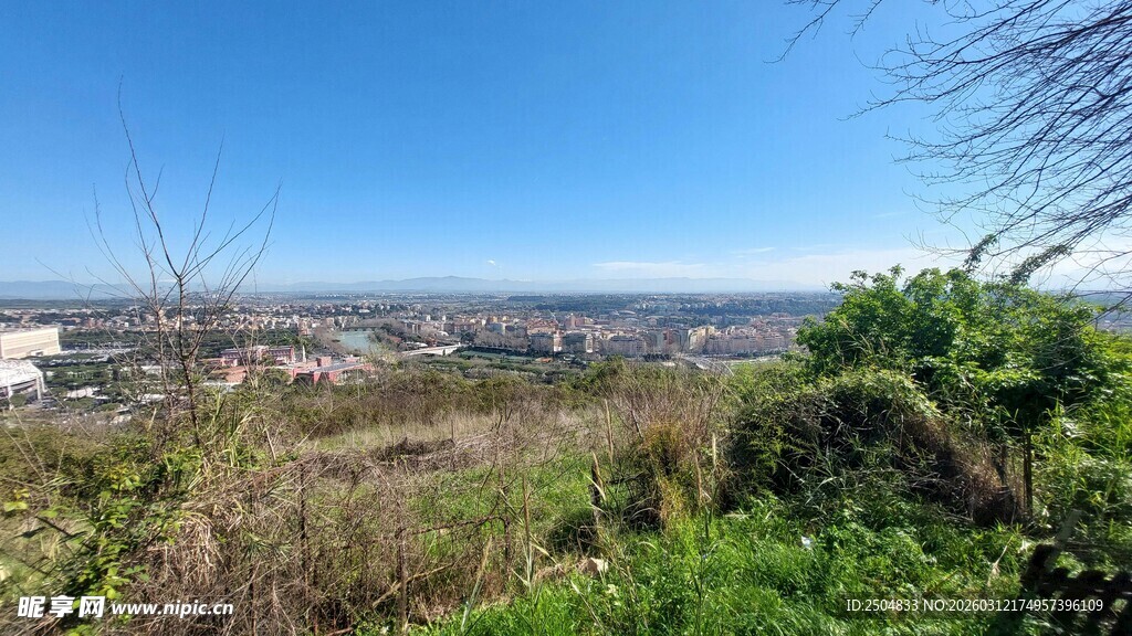 山顶俯瞰绿意与城市景观