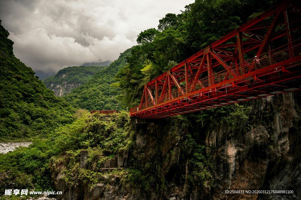 山间红桥横跨秀丽峡谷