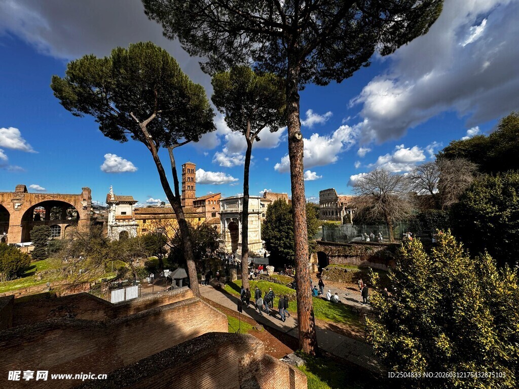 罗马古建筑旁的葱郁树木