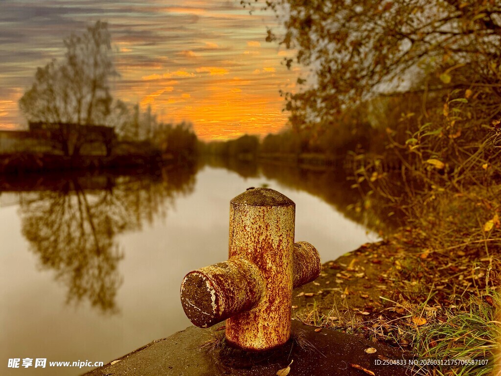 夕阳下河畔的复古消防栓