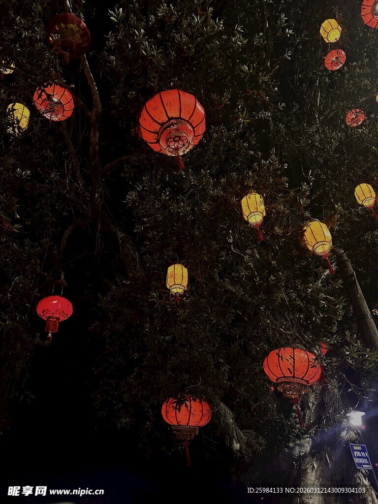 夜幕下的多彩灯笼悬挂