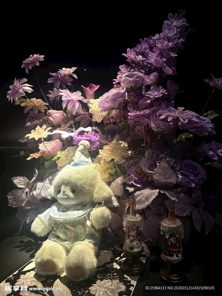 梦幻紫花下的毛绒玩具